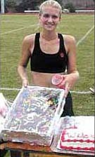 Carolina Faes with the first place cake made by Laura Grosch (2000).