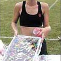 Carolina Faes with the first place cake made by Laura Grosch (2000).