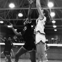 Sarah Womack shoots over her opponent in a 1980 women’s basketball game. (4-0147)